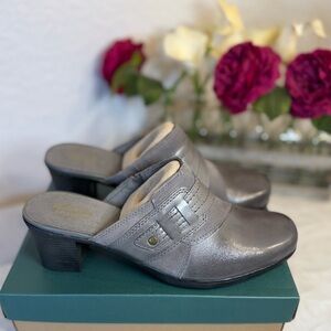 Clarks Scheme Amber Mules Women’s Size 9.5 Gray Leather and Suede Block Heel